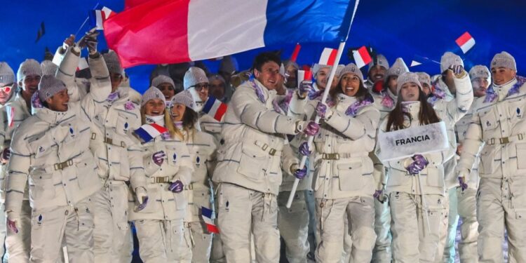 Los atletas franceses llegan en la ceremonia de apertura de Milano-Cortina