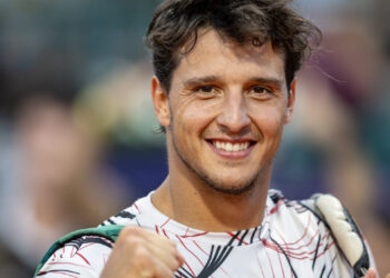 Luciano Darderi firmó una actuación de madurez competitiva para clasificarse a la final del IEB+ Argentina Open 2026, tras vencer a Sebastián Báez