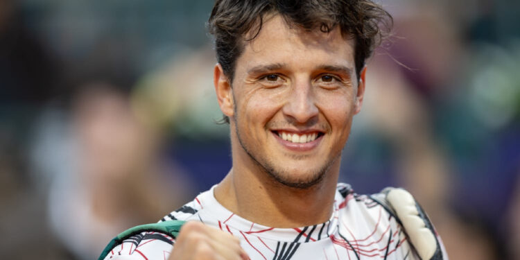 Luciano Darderi firmó una actuación de madurez competitiva para clasificarse a la final del IEB+ Argentina Open 2026, tras vencer a Sebastián Báez