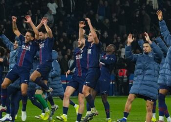 Los jugadores festejan su victoria con el público