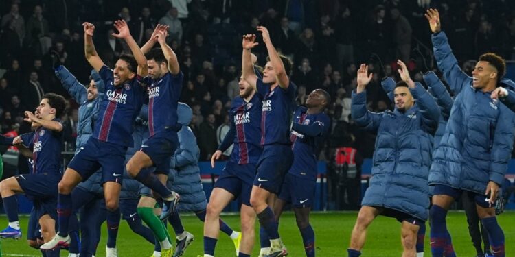 Los jugadores festejan su victoria con el público