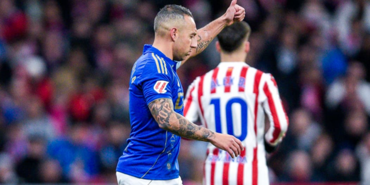 Santi Cazorla jugando frente al Atleti / Foto: Atlético de Madrid