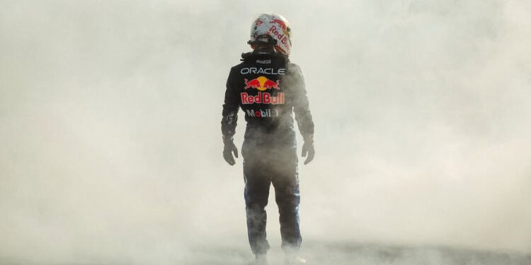 Yuki Tsunoda entre las llamas / Foto: @Leonczik