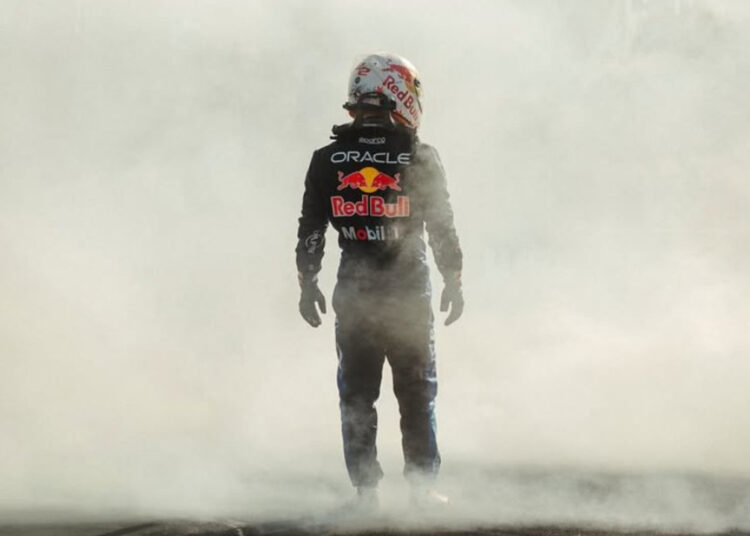 Yuki Tsunoda entre las llamas / Foto: @Leonczik