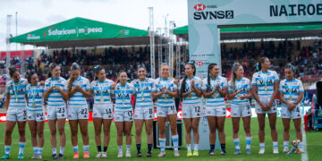 El seleccionado argentino de rugby femenino, Las Yaguaretés, festejando con la medalla de oro en Nairobi