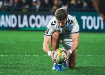 Domingo Miotti pateando a los palos para Montpellier en el Top 14