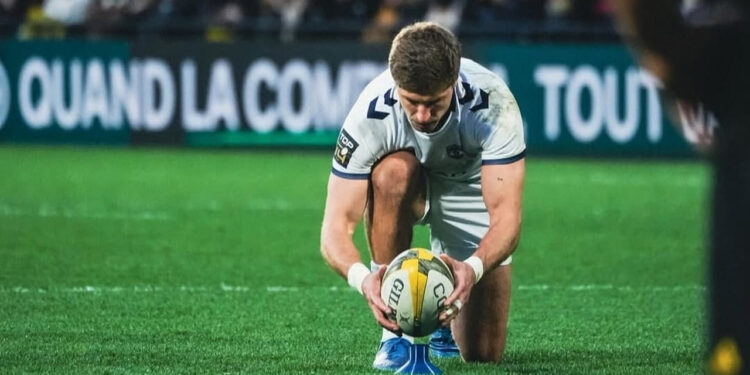 Domingo Miotti pateando a los palos para Montpellier en el Top 14