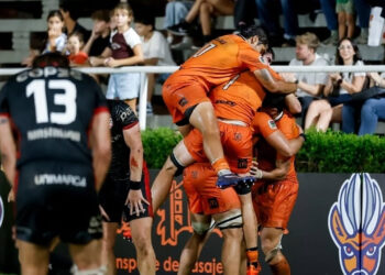 Jugadores de la franquicia rosarina Capibaras XV celebrando el triunfo ante Peñarol por el Súper Rugby Américas