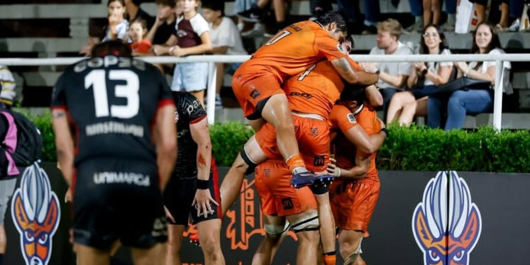Jugadores de la franquicia rosarina Capibaras XV celebrando el triunfo ante Peñarol por el Súper Rugby Américas