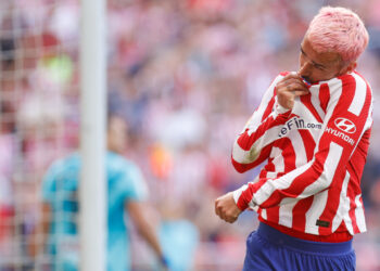 Antoine Griezmann besándose el escudo del Atlético de Madrid / Atlético de Madrid