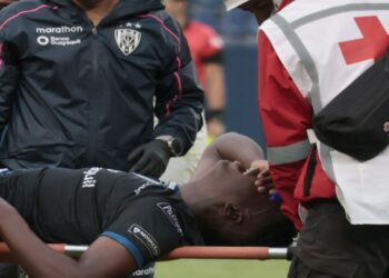 Arroyo Vernaza, de IDV, sale lesionado ante Mushuc Runa