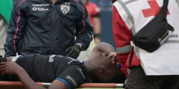 Arroyo Vernaza, de IDV, sale lesionado ante Mushuc Runa