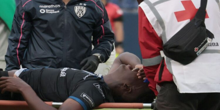 Arroyo Vernaza, de IDV, sale lesionado ante Mushuc Runa