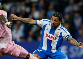 Dolan encara a un futbolista del Oviedo. | Foto: RCD Espanyol