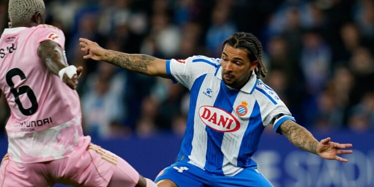 Dolan encara a un futbolista del Oviedo. | Foto: RCD Espanyol