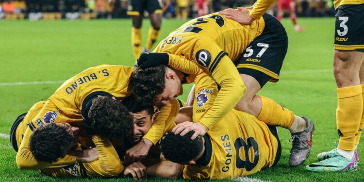 Jugadores de los Wolves celebrando su segundo gol. | Foto: Wolves