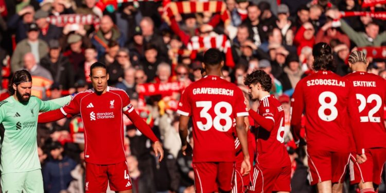 Jugadores del Liverpool hacen `piña antes de un partido. | Foto: Liverpool
