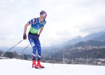 Karl Tabouret en el alto del podio en los 10km para-esquí de fondo