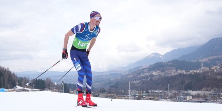 Karl Tabouret en el alto del podio en los 10km para-esquí de fondo
