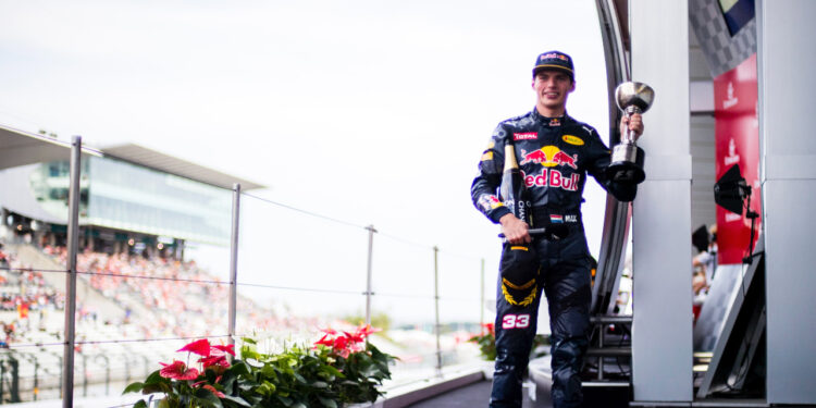 Max Verstappen celebrando su primera victoria en la F1 / Oracle Red Bull Racing