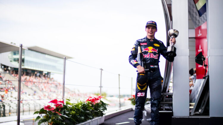 Max Verstappen celebrando su primera victoria en la F1 / Oracle Red Bull Racing