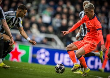 Dani Olmo driblando jugadores para conseguir el penalti del FC Barcelona. | Foto: FC Barcelona