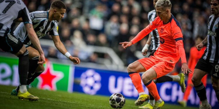 Dani Olmo driblando jugadores para conseguir el penalti del FC Barcelona. | Foto: FC Barcelona