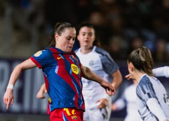 La futbolista del Barcelona Pajor frente a la defensa del Badalona. | Foto: FC Barcelona