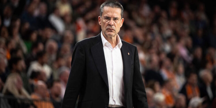 Pedro Martínez observa con concentración desde la banda