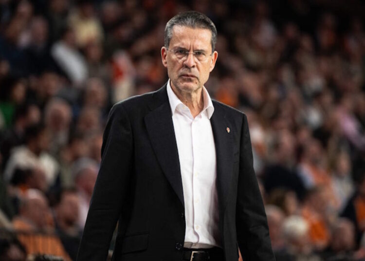 Pedro Martínez observa con concentración desde la banda