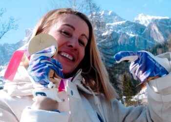 Cécile Hernandez con su título olímpico en para-snowboard en los Juegos Paralímpicos