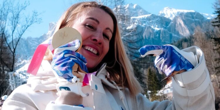 Cécile Hernandez con su título olímpico en para-snowboard en los Juegos Paralímpicos