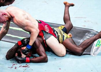 Pyfer vence a Adesanya