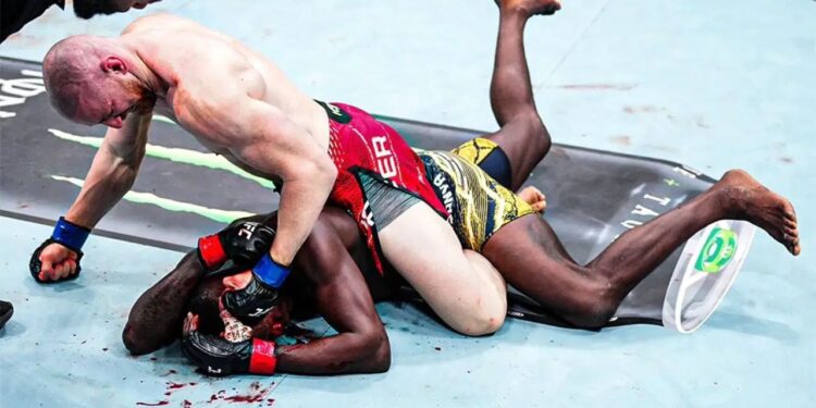 Pyfer vence a Adesanya