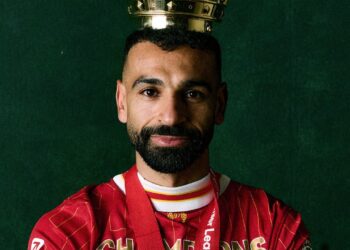 Salah durante las fotos con el título de Premier League. | Foto: Liverpool