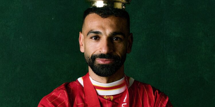 Salah durante las fotos con el título de Premier League. | Foto: Liverpool