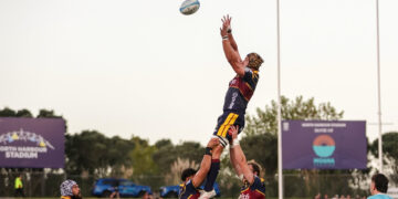 Tomás Lavanini en acción con Highlanders durante la victoria ante Moana Pasifika en el Super Rugby Pacific