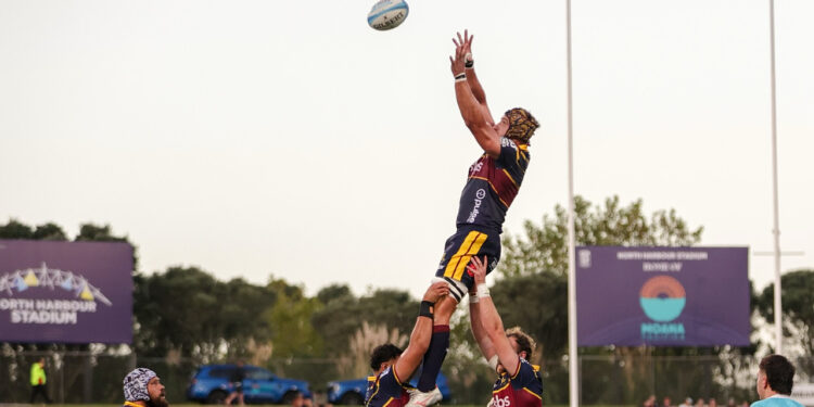Tomás Lavanini en acción con Highlanders durante la victoria ante Moana Pasifika en el Super Rugby Pacific