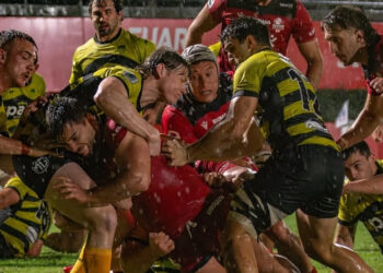 Acción de juego entre Dogos XV y Peñarol bajo la lluvia en Córdoba por el Súper Rugby Américas