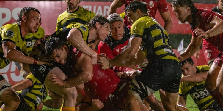 Acción de juego entre Dogos XV y Peñarol bajo la lluvia en Córdoba por el Súper Rugby Américas