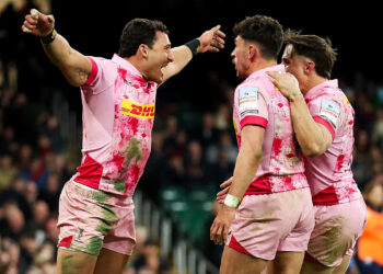 Rodrigo Isgró festeja su try con Harlequins en la victoria ante Bristol Bears por la Premiership