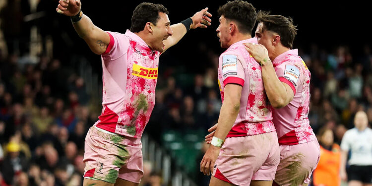 Rodrigo Isgró festeja su try con Harlequins en la victoria ante Bristol Bears por la Premiership