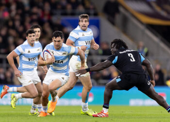 Felipe Contepomi junto al plantel de Los Pumas durante un entrenamiento en Londres
