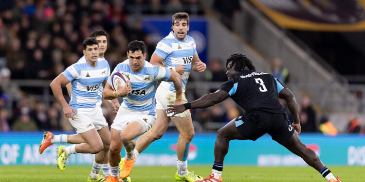 Felipe Contepomi junto al plantel de Los Pumas durante un entrenamiento en Londres