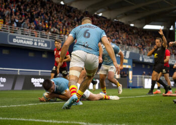 Joaquín Oviedo llega a su try con Perpignan en el Top 14 de Francia