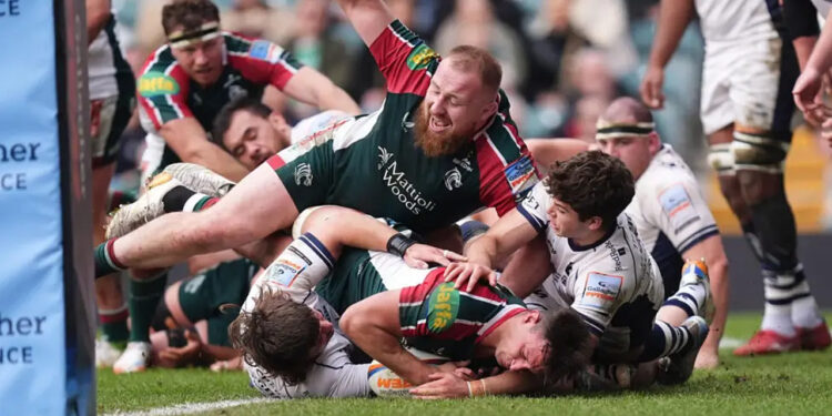 Jugadores de Los Pumas en acción durante la fecha 11 de la Premiership inglesa