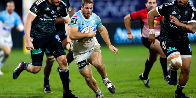 Jugadores de Los Pumas en acción durante la fecha 19 del Top 14 de Francia