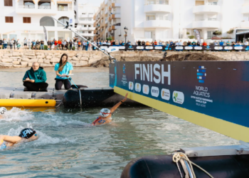 Nadadora toca la meta en la prueba de 10 km en aguas abiertas en Ibiza.