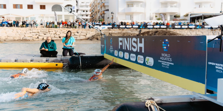 Nadadora toca la meta en la prueba de 10 km en aguas abiertas en Ibiza.