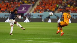 Angelo Preciado con tiro al arco ante Países Bajos en 2022